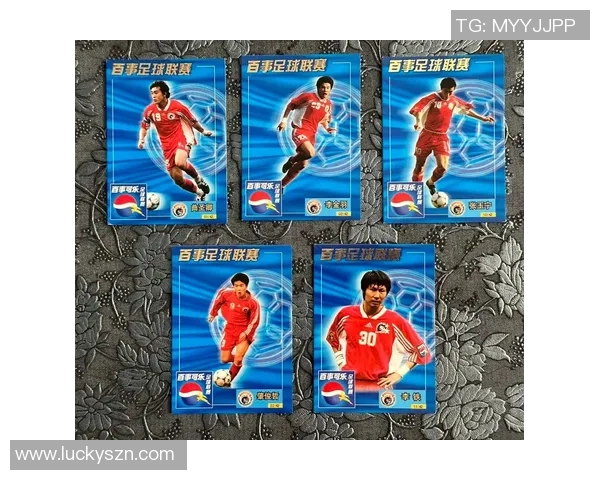 女生盲抽足球球星卡惊喜不断现场氛围欢乐十足