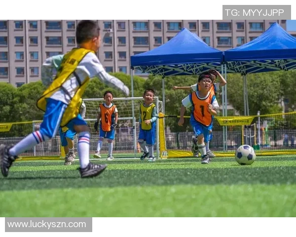 绿茵场上追逐梦想的足球球星奋斗与荣耀故事 绿茵场上追逐梦想的足球球星奋斗与荣耀故事