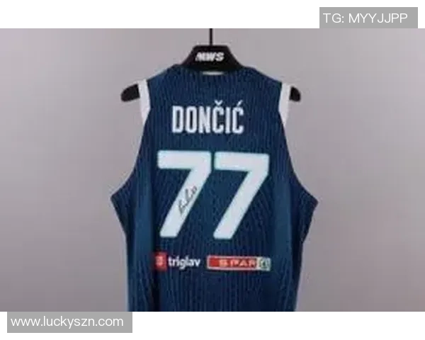 足球明星亲笔签名球衣拍卖 热血球迷收藏新风潮