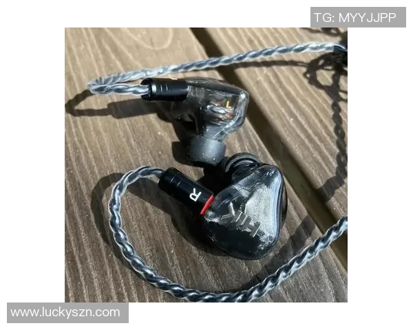 足球球星定制有线耳机发布 专为运动员打造的音质与舒适兼备耳机体验