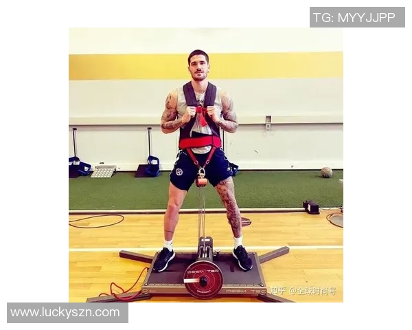 足球球星的时尚穿搭解析 从球场到街头的魅力风格展现