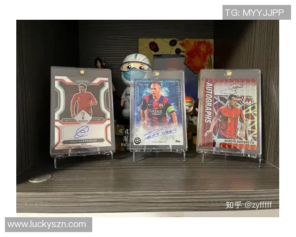 如何将足球球星卡巧妙挂在包上增添个性与时尚感