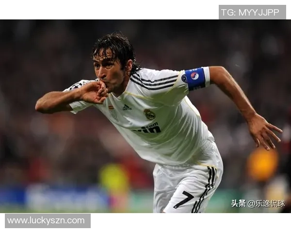 全球十大足球巨星风采盘点:他们如何定义足球的未来与传奇 全球十大足球巨星风采盘点:他们如何定义足球的未来与传奇